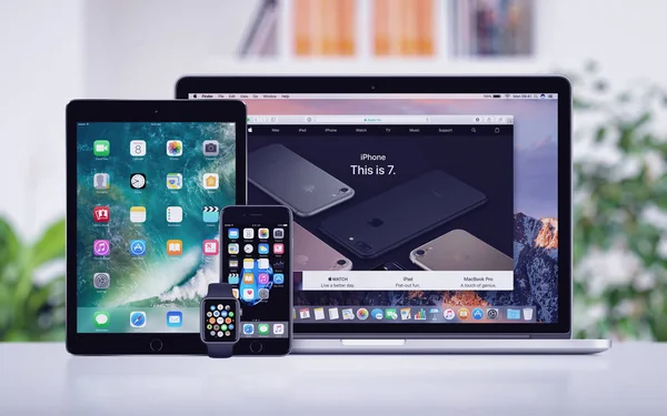 İphone 7 ipad Apple Macbook Pro ve Apple Watch ofis masasında