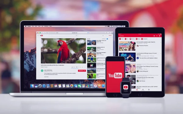 YouTube Apple iPhone 7 iPad Pro Apple Watch ja Macbook Pro — kuvapankkivalokuva