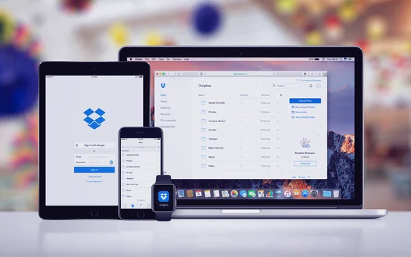 Dropbox auf dem Apple iphone 7 ipad pro Apple Watch und macbook pro — Stockfoto