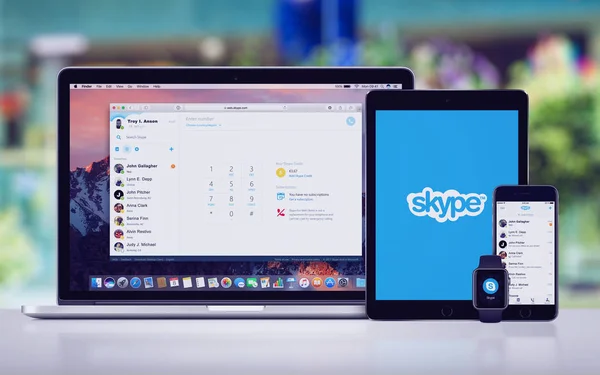 Skype на Apple iPhone 7 iPad Pro Apple Watch и Macbook Pro — стоковое фото