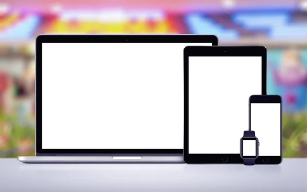 Laptop Tablet PC Smartphone und Smartwatch-Attrappe mit weißen Bildschirmen am Büroarbeitsplatz — Stockfoto