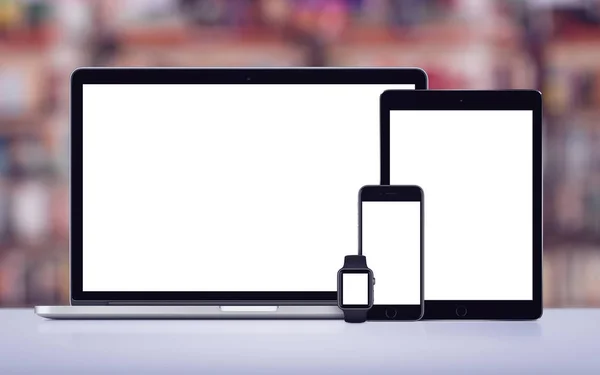 Dizüstü bilgisayar tablet pc smartphone ve smartwatch mockup beyaz ekranlar açık Manzaralı — Stok fotoğraf