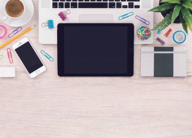 Macbook dizüstü bilgisayar, ipad tablet, iphone smartphone dizüstü bilgisayar kopyalama alanı ile üst görünümü ile Ofis masası masa işyeri