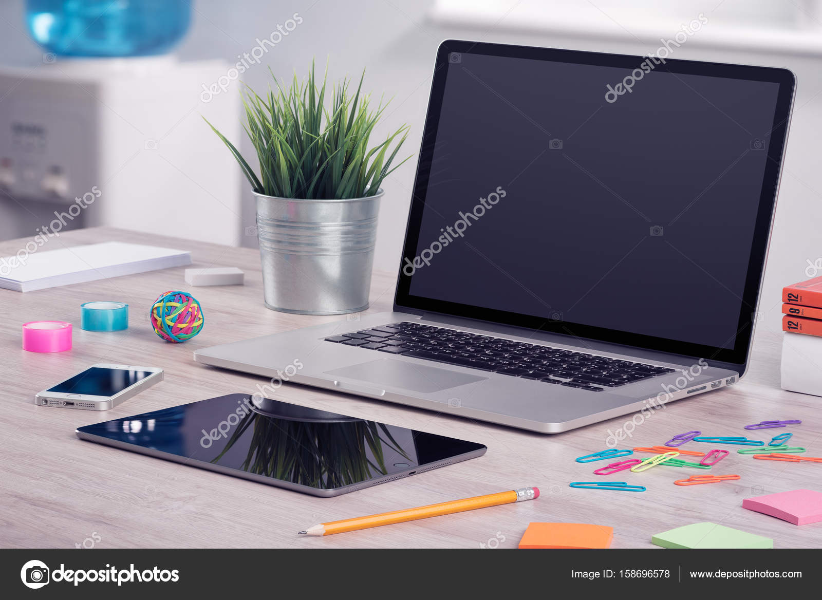 Macbook Laptop Mockup With Ipad Tablet Computer And I Macbook Laptop Mockup With Ipad Tablet Computer And I Smart On Office Desk Stockfoto