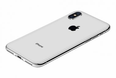 Beyaz arka plan üzerinde izole perspektif görünüm gümüş elma iphone X arka yüzüne