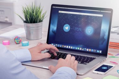 Telgraf açık ağ Ton beyaz kağıt ICO derecelendirme Web sitesinde işadamı okur