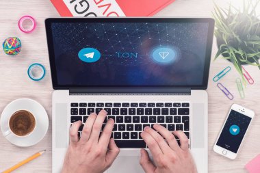 ICO yatırımcı telgraf açık ağ Ton beyaz kağıt macbook ekranda okur