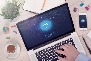 Telgraf açık ağ Ton beyaz kağıt macbook ekranda ICO yatırımcı işadamı okur