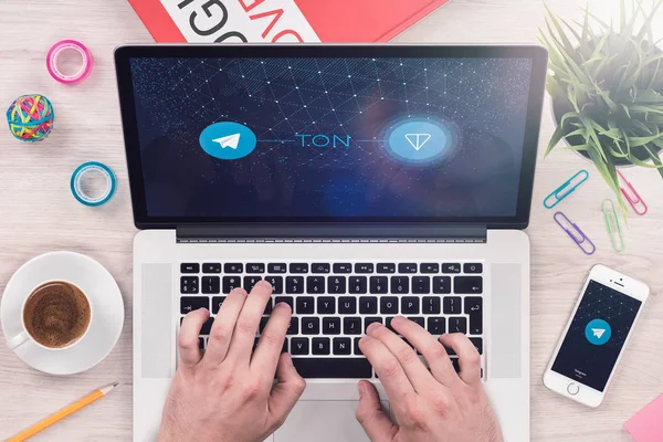 ICO yatırımcı telgraf açık ağ Ton beyaz kağıt macbook ekranda okur — Stok fotoğraf