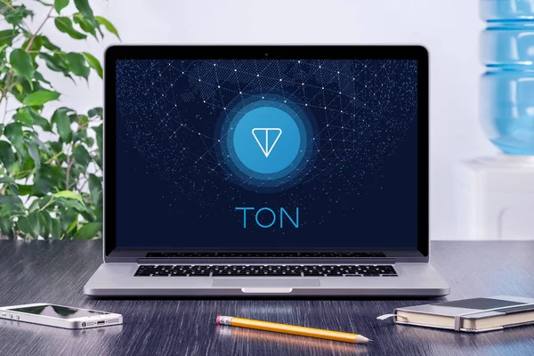 Обложка белой бумаги Telegram Open Network TON с логотипом TON на экране macbook — стоковое фото