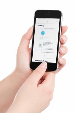 İphone ekran kadın elinde telgraf açık ağ Ton beyaz kağıt yol haritası