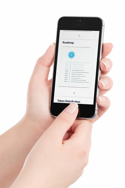 Telegram Open Network TON hoja de ruta de papel blanco en la pantalla del iPhone en mano de mujer —  Fotos de Stock