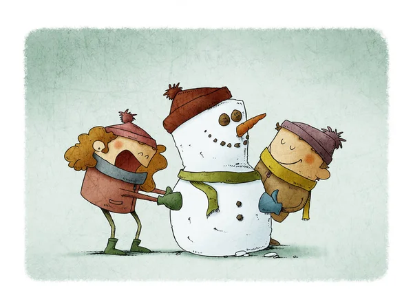 Bambini felici stanno facendo un pupazzo di neve divertente con cappello e sciarpa — Foto Stock
