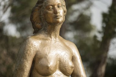 bir bahçe Catalonia denizde yanında kadın heykeli