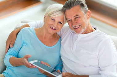 Evde yaşlı bir çift var.