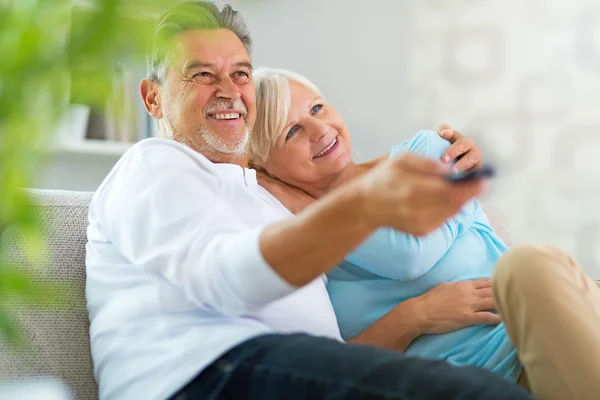 Casal sênior com controle remoto — Fotografia de Stock