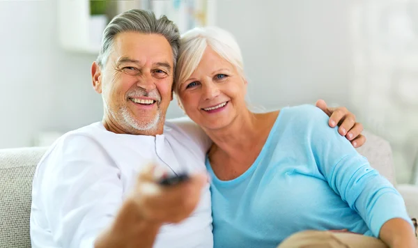 Seniorenpaar mit Fernbedienung — Stockfoto