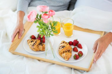 üst düzey çift yatakta kahvaltı keyfi