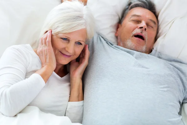 Seniorenpaar liegt zusammen im Bett — Stockfoto