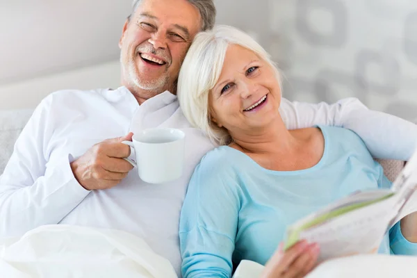 Seniorenpaar liegt zusammen im Bett — Stockfoto