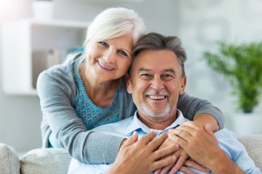 Evde yaşlı bir çift var.