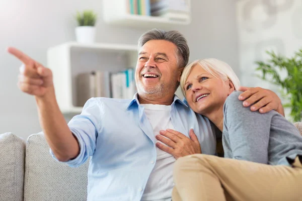 Seniorenpaar zu Hause — Stockfoto