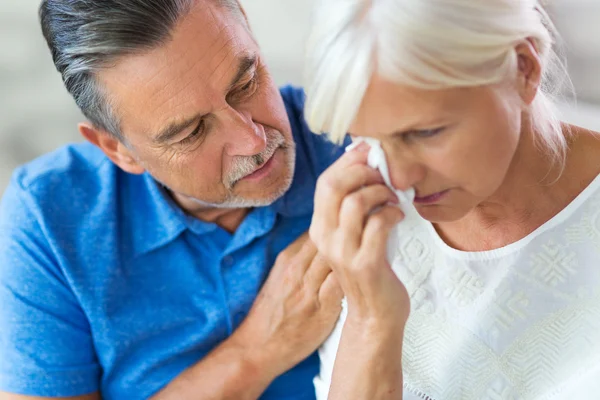 Senior mannen tröstande hustru — Stockfoto