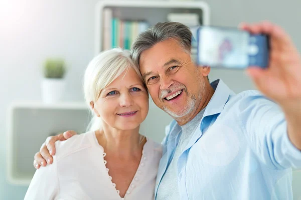 Senior Par som tar Selfie — Stockfoto