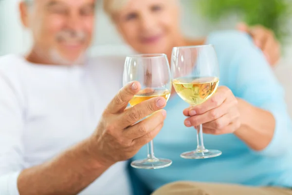 Старшая пара пьет вино — стоковое фото