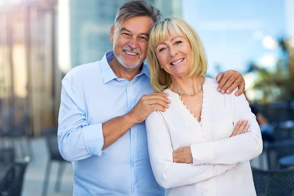 Pareja mayor al aire libre — Foto de Stock