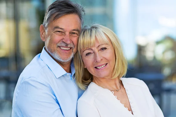 Pareja mayor al aire libre — Foto de Stock