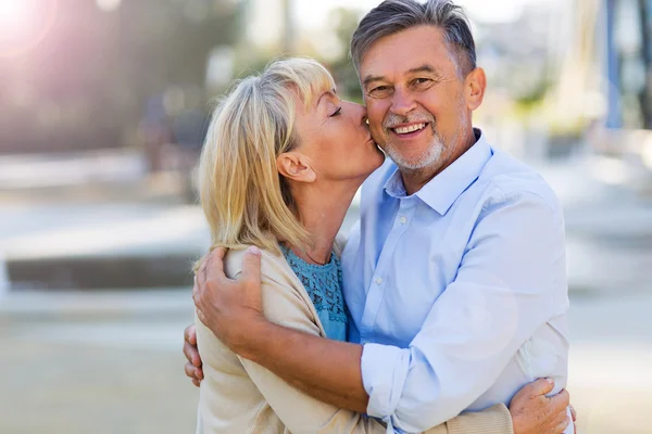 Pareja mayor al aire libre — Foto de Stock