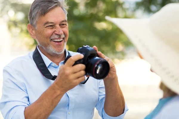 Volwassen paar met digitale camera Stockfoto