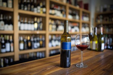 Bir şişe kırmızı şarap.