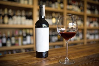 Bir şişe kırmızı şarap.