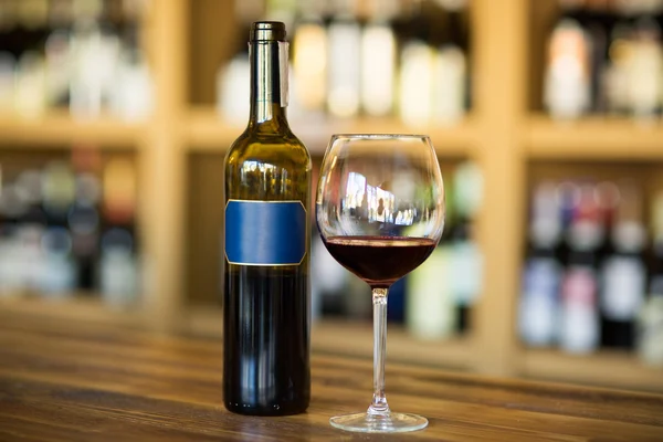 Fles rode wijn — Stockfoto