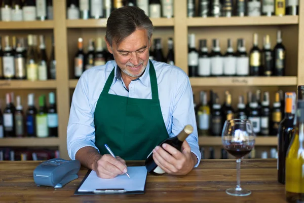 Inhaber eines Weinladens — Stockfoto