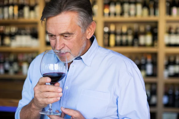 Man proeven van wijn — Stockfoto