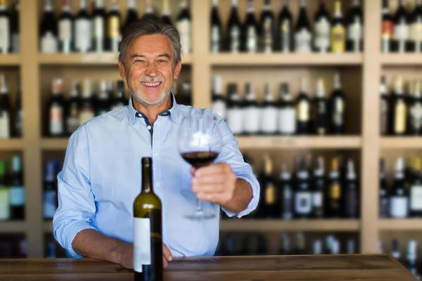 Muž ochutnávka vína — Stock fotografie