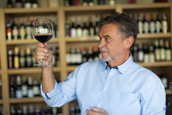 Man proeven van wijn — Stockfoto