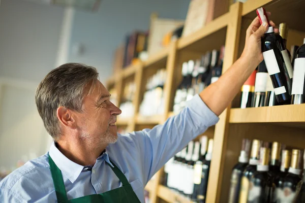 Hombre eligiendo vino —  Fotos de Stock