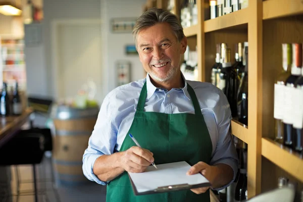 Hombre trabajando en una tienda de vinos — Foto de Stock