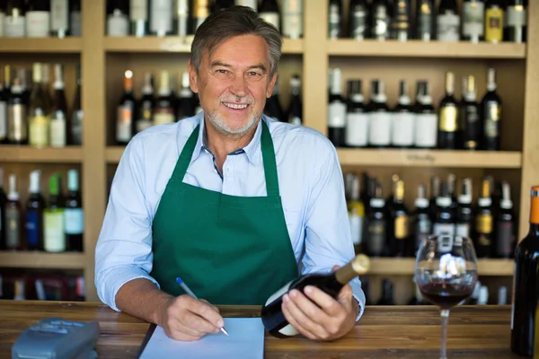 Mann arbeitet in Weinhandlung — Stockfoto