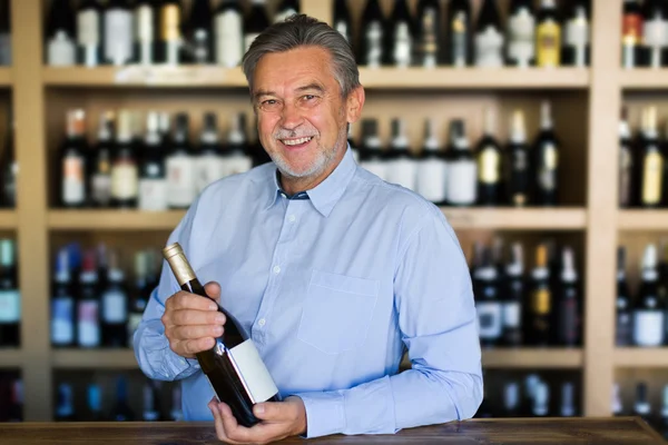 Homme travaillant dans un magasin de vin — Photo