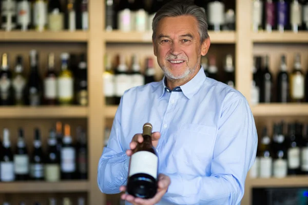 Hombre trabajando en una tienda de vinos — Foto de Stock