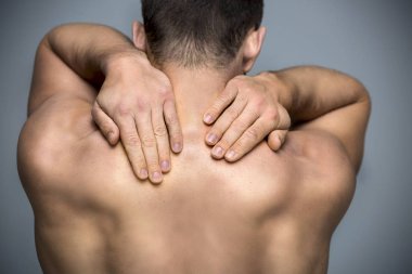 Sırtı ağrıyan bir adam