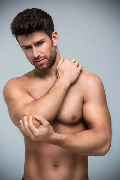 Homem muscular com dor no pescoço — Fotografia de Stock