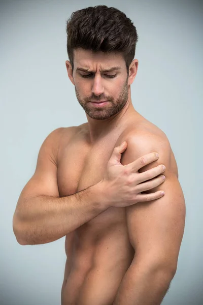 Cara segurando o ombro na dor — Fotografia de Stock