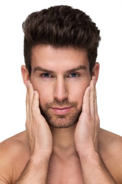 Yakışıklı genç adam.