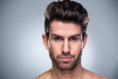 Yakışıklı genç adam.